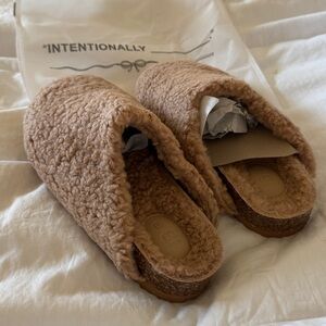 INTENTIONALLY BLANK
Apres Slipper